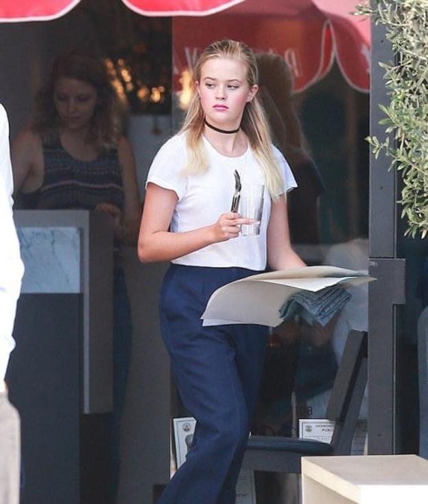 La hija 'clon' de Reese Witherspoon se gana el sueldo en una pizzería