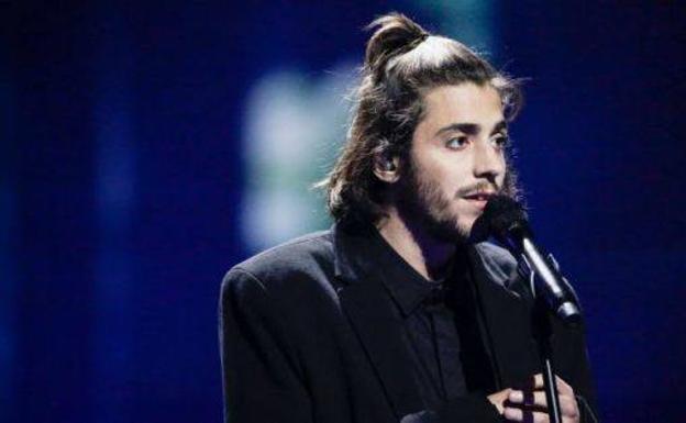 Salvador Sobral, ganador de Eurovisión, interrumpe su gira por motivos de salud