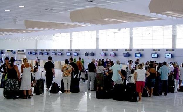 Un vuelo con destino a Almería se retrasa cinco horas