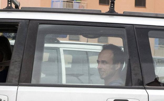 Francesco Arcuri vuelve con los niños a Italia