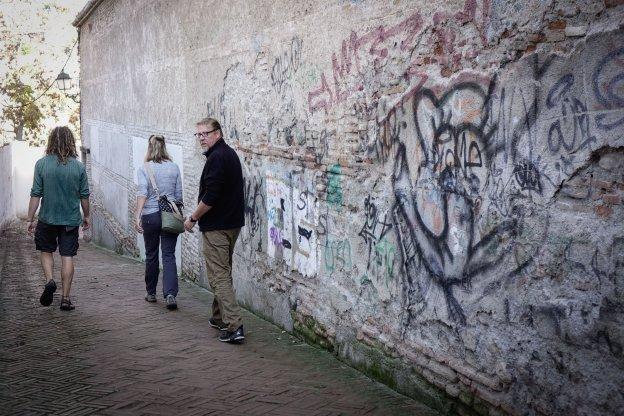El Defensor del Pueblo se queja por los daños y pintadas en el Albaicín