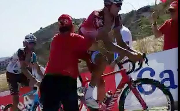 Vergonzosa agresión de un aficionado a un ciclista en la Vuelta a España