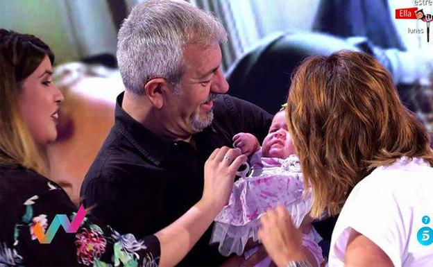 Carlos Sobera emocionado por el primer bebé de 'First Dates'