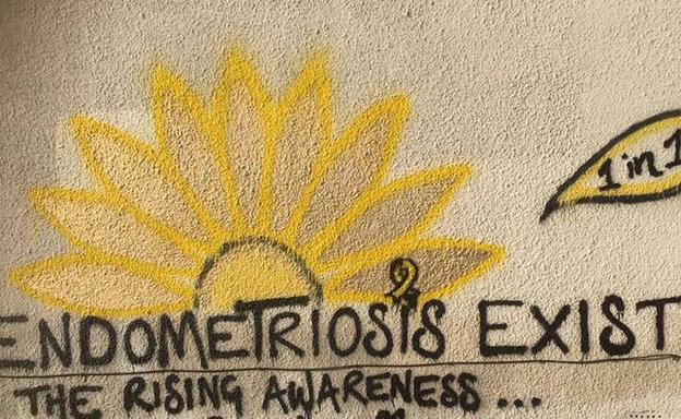 Pinta la pared de su casa para mostrar la enfermedad que lleva 11 años sufriendo y nadie creía