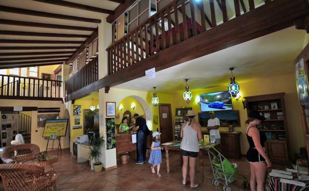 La Oficina de Turismo de Lanjarón atiende cada año a más de 40.000 visitantes de España y otros países