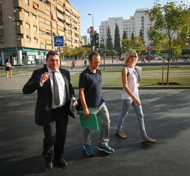 La expareja de Juana Rivas demanda a 12 periodistas y a Susana Díaz por difamación