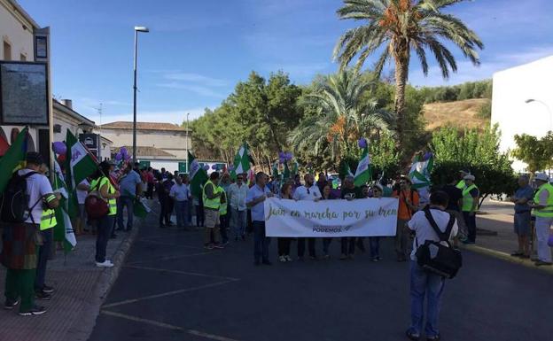 Cerca de 300 personas marchan en Jaén para exigir inversiones ferroviarias