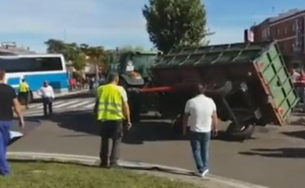 Un muerto y 8 heridos tras volcar un remolque tractor que hacía de carroza de ferias