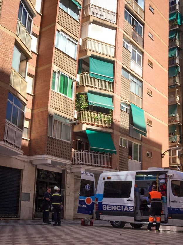 Rescatan grave a un anciano en su piso tras tres días sin comer ni beber por una caída