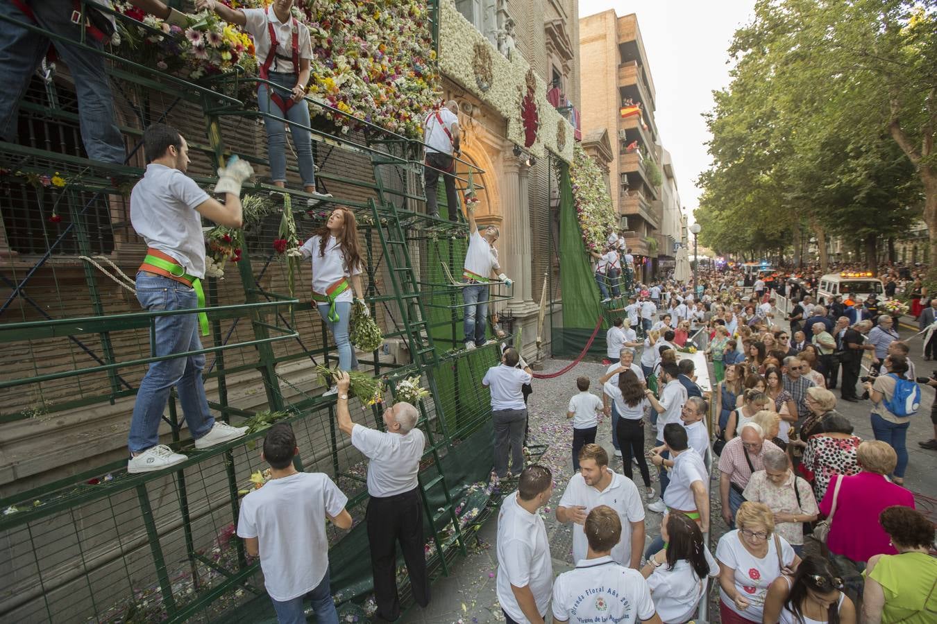 Granada se vuelca con la ofrenda floral a la Patrona