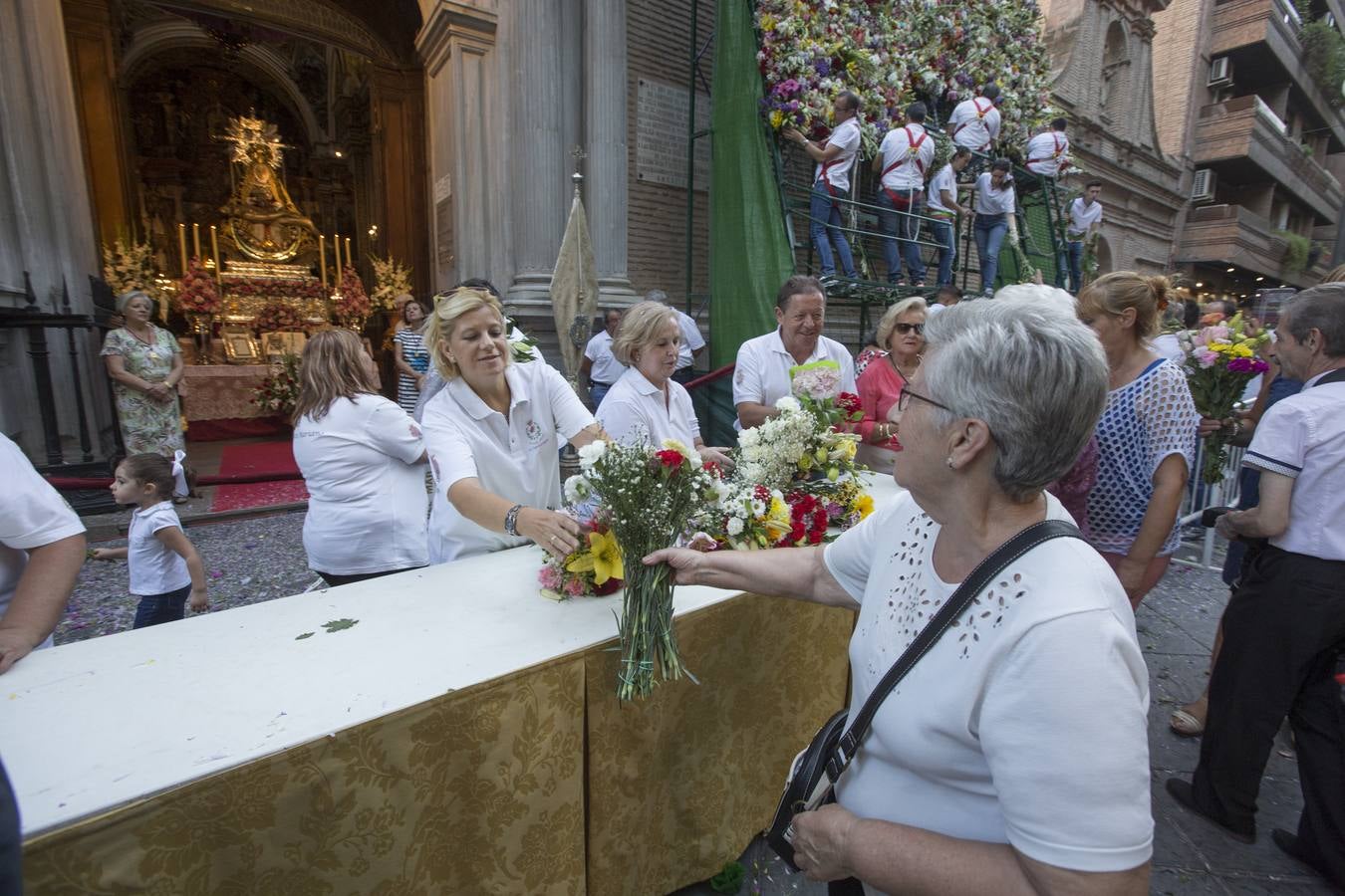 Encuéntrate en la ofrenda a la Virgen de las Angustias