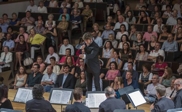 Pablo Heras-Casado dirige la Banda de Música de Granada en su centenario