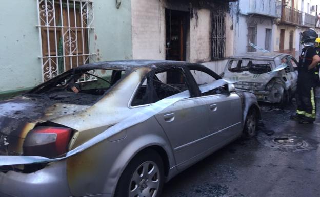 Detienen a un joven de 20 años por el incendio de los dos coches de Torredelcampo