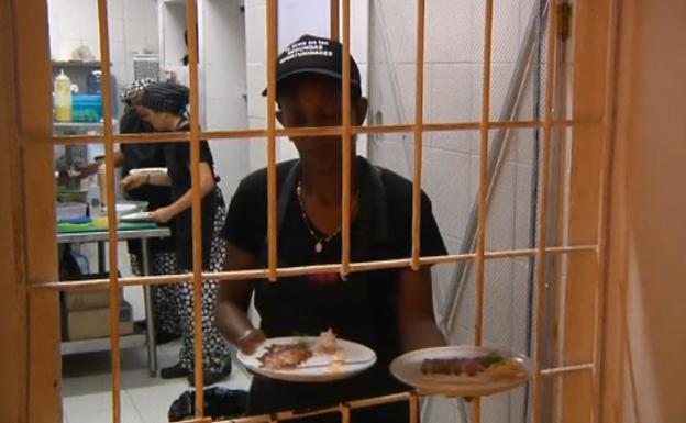 El restaurante situado en plena cárcel en el que las presas sirven las mesas
