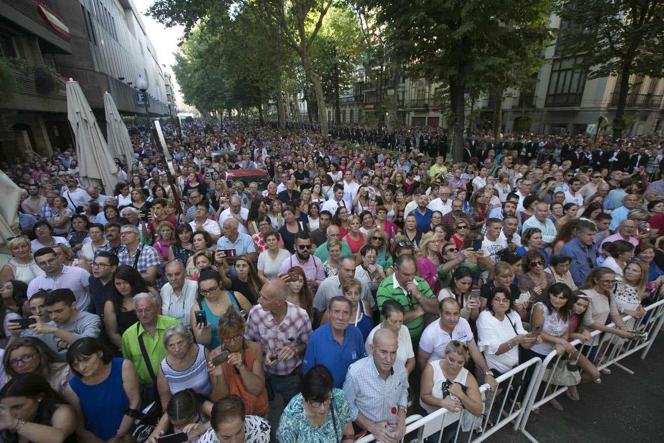 Los granadinos devotos se echan a las calles para ver a la Virgen de las Angustias