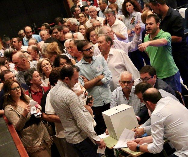 Los congresos del PP en los municipios más grandes constatan la división en el partido