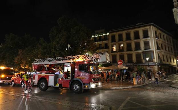 Dos intoxicados por inhalación de humo en un incendio en una churrería de Plaza Nueva