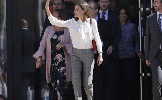 El curioso look de la reina Letizia con 'joya' de Zara incluida