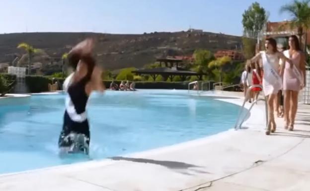 Una candidata a Miss España se cae a la piscina en pleno desfile y arrasa en las redes