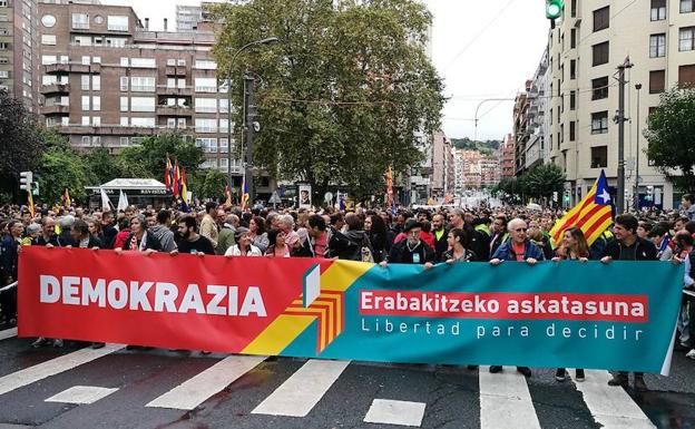 PNV y EH Bildu marchan juntos por el referéndum en Bilbao