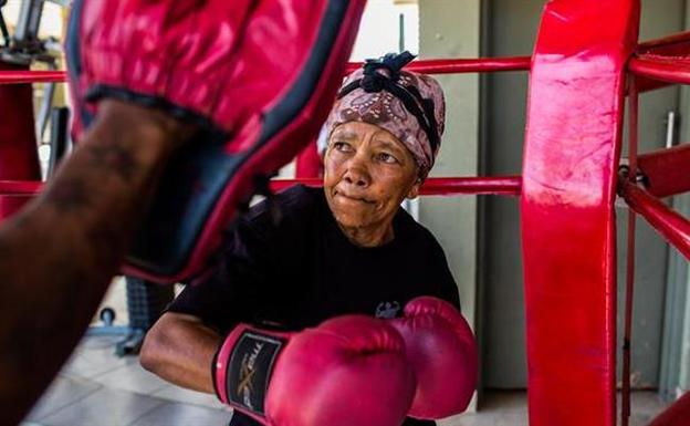 La anciana que arrasa boxeando a los 70
