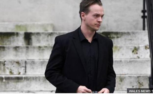 Un padre mata a su hija de 18 meses a las dos semanas de adoptarla