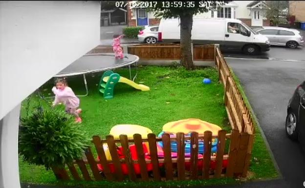 El aterrador momento en el que un hombre trata de raptar a 3 niñas ofreciéndoles dónuts