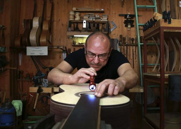 El luthier granadino Daniel Gil de Avalle, Premio Nacional de Artesanía 2016