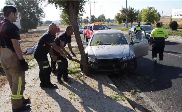 Un conductor de 82 años se lleva por delante cuatro árboles
