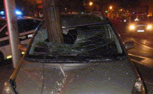 El milagro de este accidente: una farola 'entra' en el coche sin causar heridos