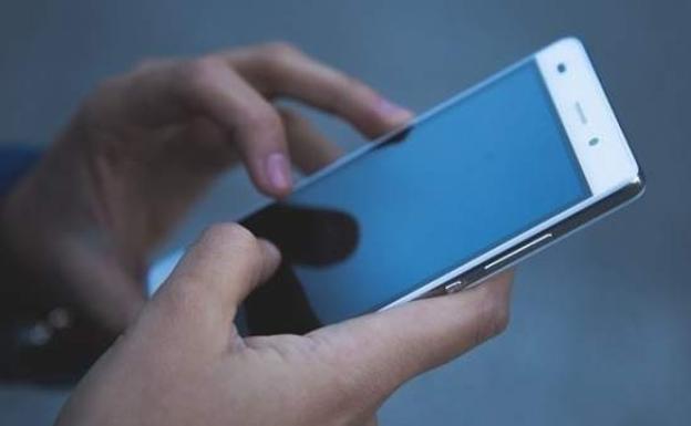 Apalea a un hombre que no quiso comprarle un móvil que le vendía por 20 euros