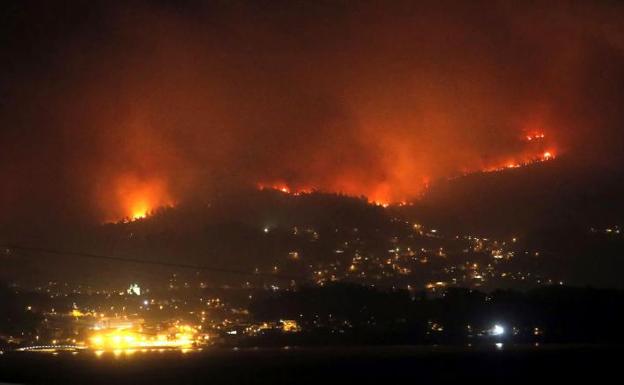 La ola de incendios en Galicia deja tres muertos y miles de hectáreas calcinadas
