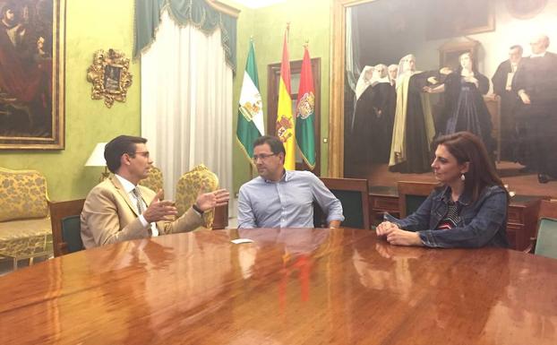 El Ayuntamiento de Granada acuerda con EasyJet trabajar en paquetes relacionados con el turismo de montaña y el cultural