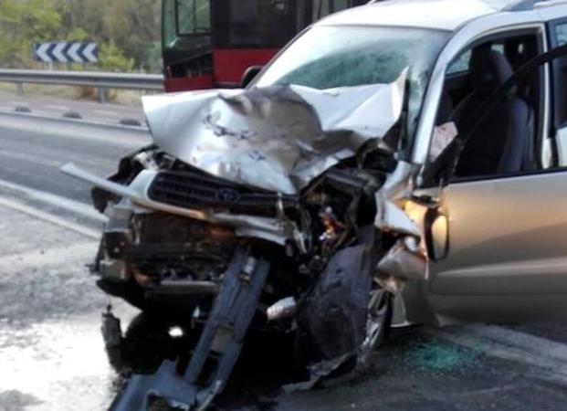 Dos heridos tras el choque entre un bus, dos turismos y una motocicleta, en Cenes de la Vega