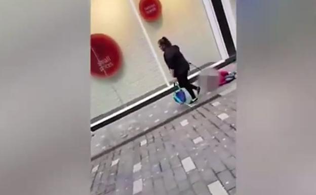 Indignación en Inglaterra por la mujer que llevaba arrastrando a un niño por la calle