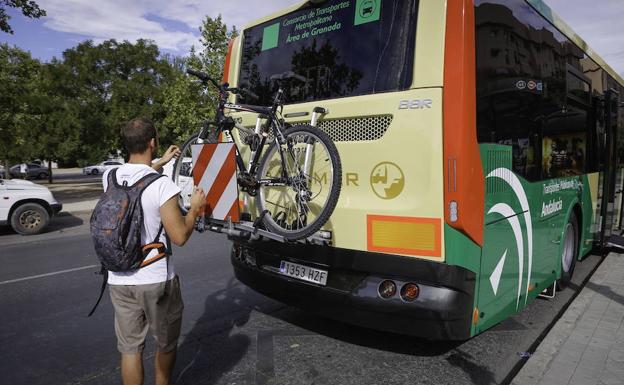 La Junta instalará portabicicletas en otros 21 autobuses metropolitanos de Granada