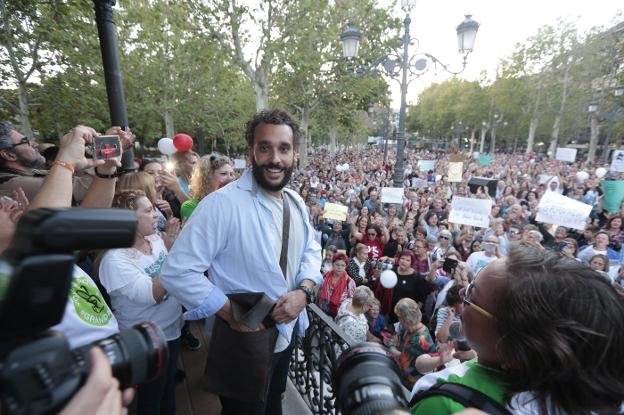 Los seguidores de Candel le homenajean tras denunciar que han atacado su casa
