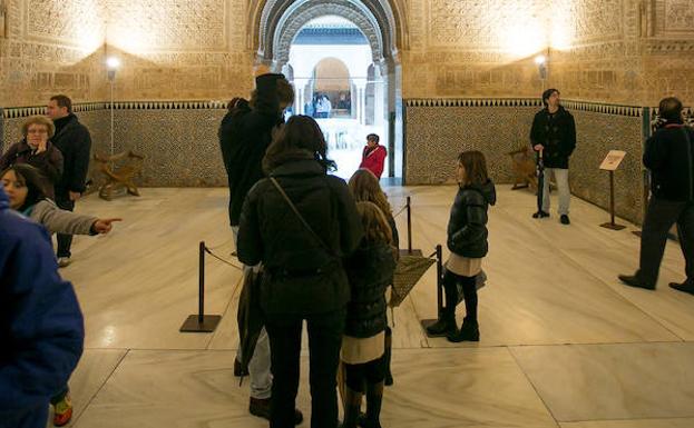 La Alhambra organiza visitas guiadas para familias: te explicamos cómo hacer tu reserva