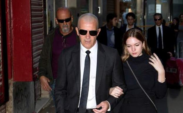 Antonio Banderas, destrozado en el último adiós a su madre