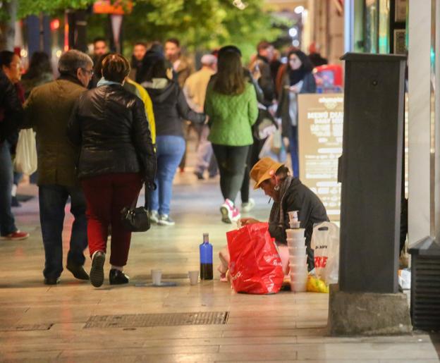 La llegada del frío sorprende a 200 'sintecho' viviendo en las calles de Granada
