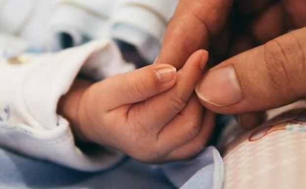 Un padre provoca parálisis cerebral a su bebé al zarandearle