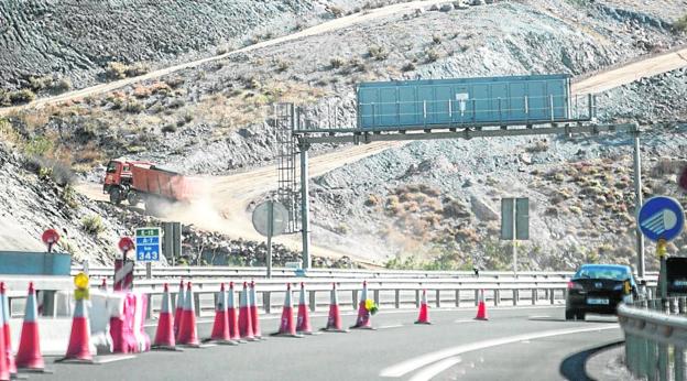 La peligrosidad de la montaña alarga dos meses más las obras para reparar el tramo roto de la A-7