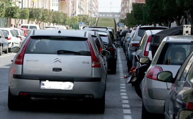 Deja sólo en el coche a su hijo de 4 años para irse a un local de intercambio de parejas