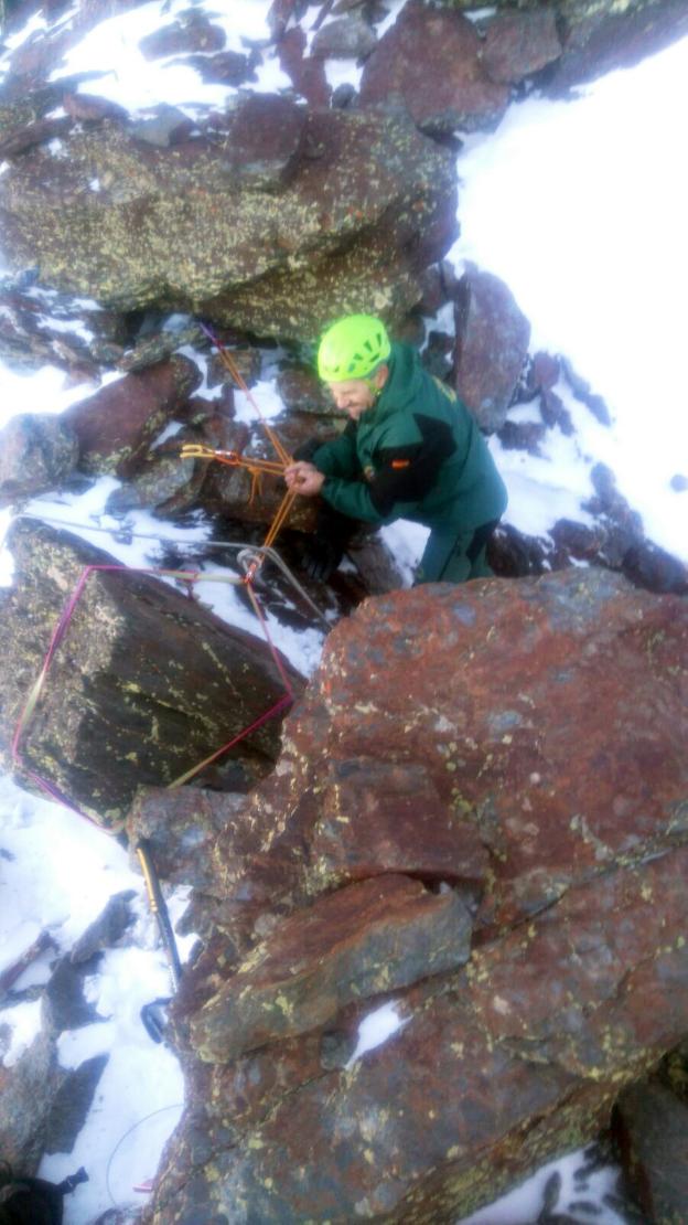 Un rescate al filo de lo imposible saca ilesos a dos montañeros por una pared de 40 metros