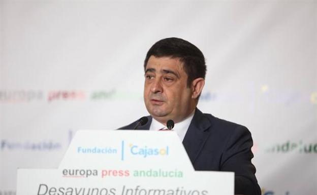 Reyes traslada su "cariño y respaldo" al exalcalde de Huesa ante la "injusticia que está viviendo"