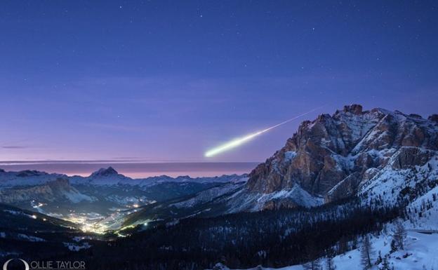 Un fotógrafo logra la imagen del año: una bola de fuego sobre los Alpes