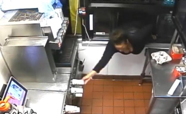 Se cuela por la ventanilla de un McDonald's y roba tranquilamente durante 40 minutos