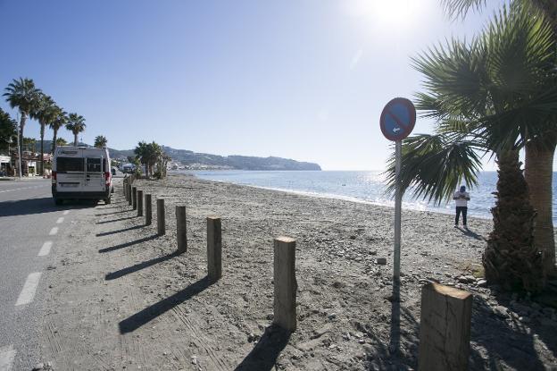 La Herradura mantendrá sus aparcamientos en la playa y conseguirá más en el vial