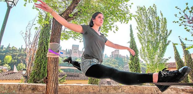 Los aficionados al slackline reclaman un hueco legal para practicarlo en Granada