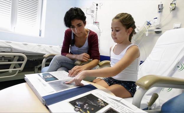 A pie de cama: un museo convertido en libro para acercar el arte a niños hospitalizados